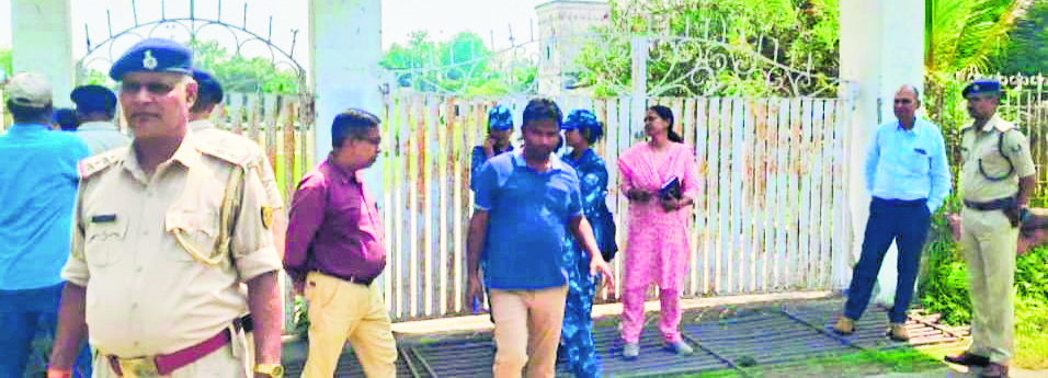 Saran News : पूर्वोत्तर रेलवे महाविद्यालय सोनपुर के दोनों मुख्य गेट व कैंटीन सील, रेल प्रशासन ने किया भूमि पर कब्जा