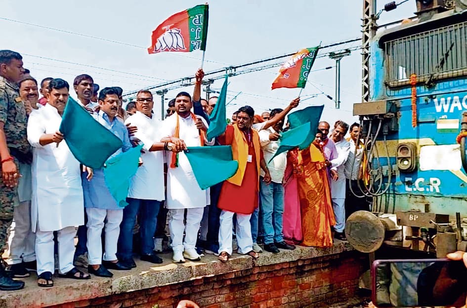 शेखपुरा से दिल्ली ग्रीष्मकालीन सुपरफास्ट स्पेशल ट्रेन को सांसद व विधायक ने हरी झंडी दिखाकर किया रवाना