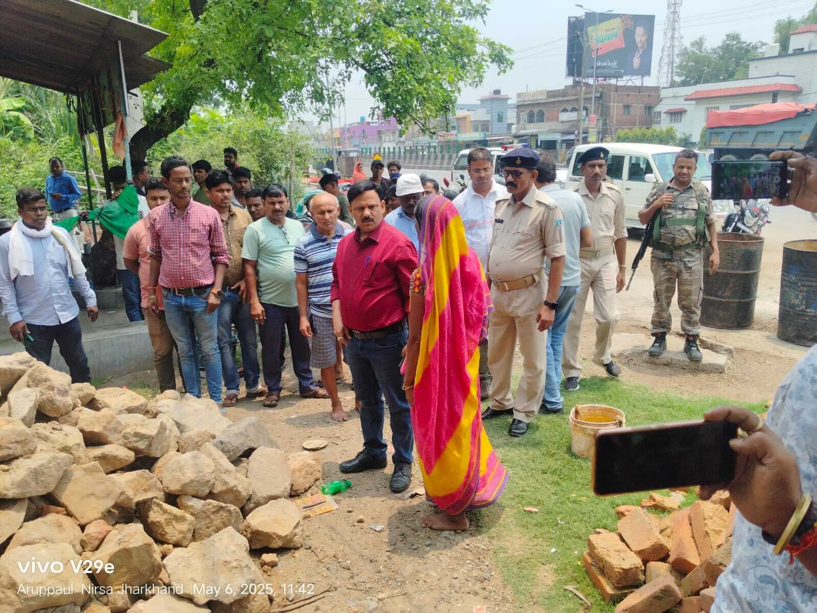 Dhanbad News: सरकारी व इसीएल की जमीन घेरने को लेकर दो पक्षों में विवाद, पुलिस से नोकझोंक