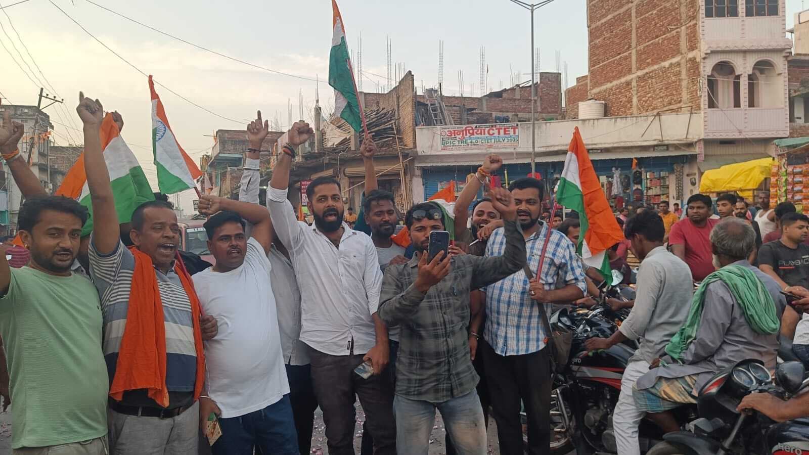 एयर स्ट्राइक पर लोगों ने मनाया जश्न, हुई आतिशबाजी