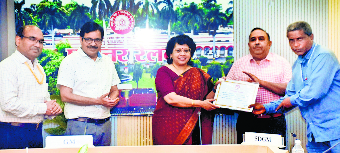 Saran News : चार कर्मचारियों को मैन ऑफ द मंथ पुरस्कार से किया गया सम्मानित