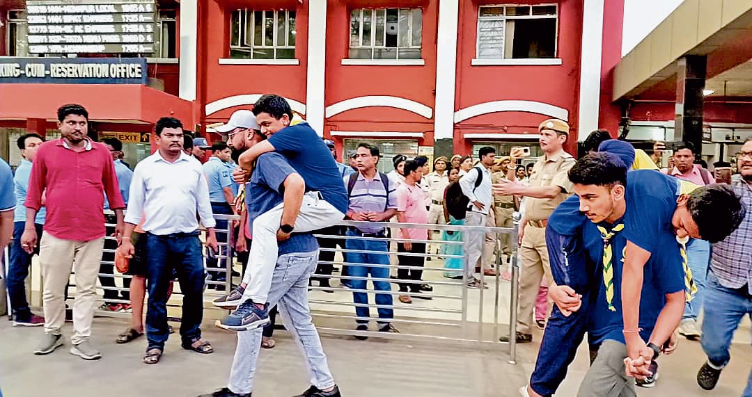 युद्ध जैसे हालात में खड़गपुर रेलवे स्टेशन पर सतर्कता की मॉक ड्रिल