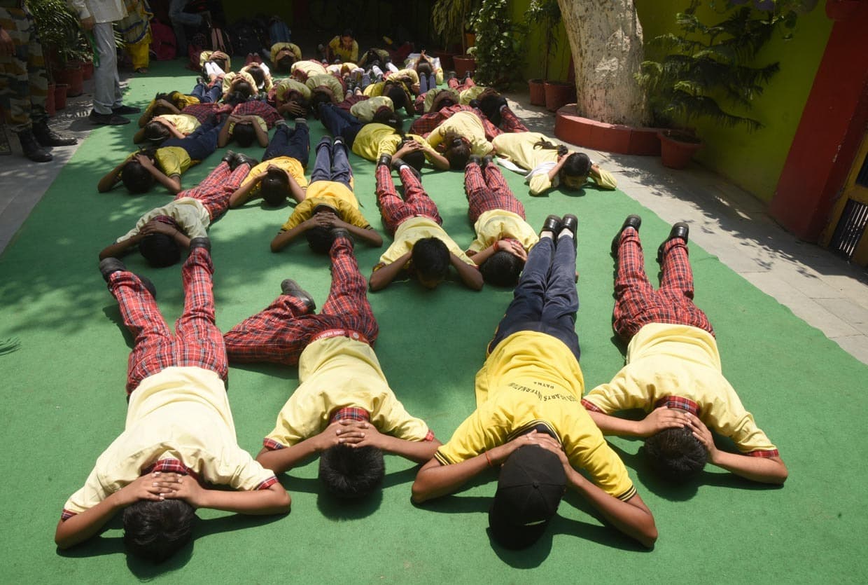 Patna News : सायरन की आवाज सुनते ही टेबुल-बेंच के नीचे छिपे गये विद्यार्थी