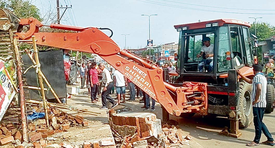 Dhanbad News: आठ लेन सड़क पर चला निगम का बुलडोजर
