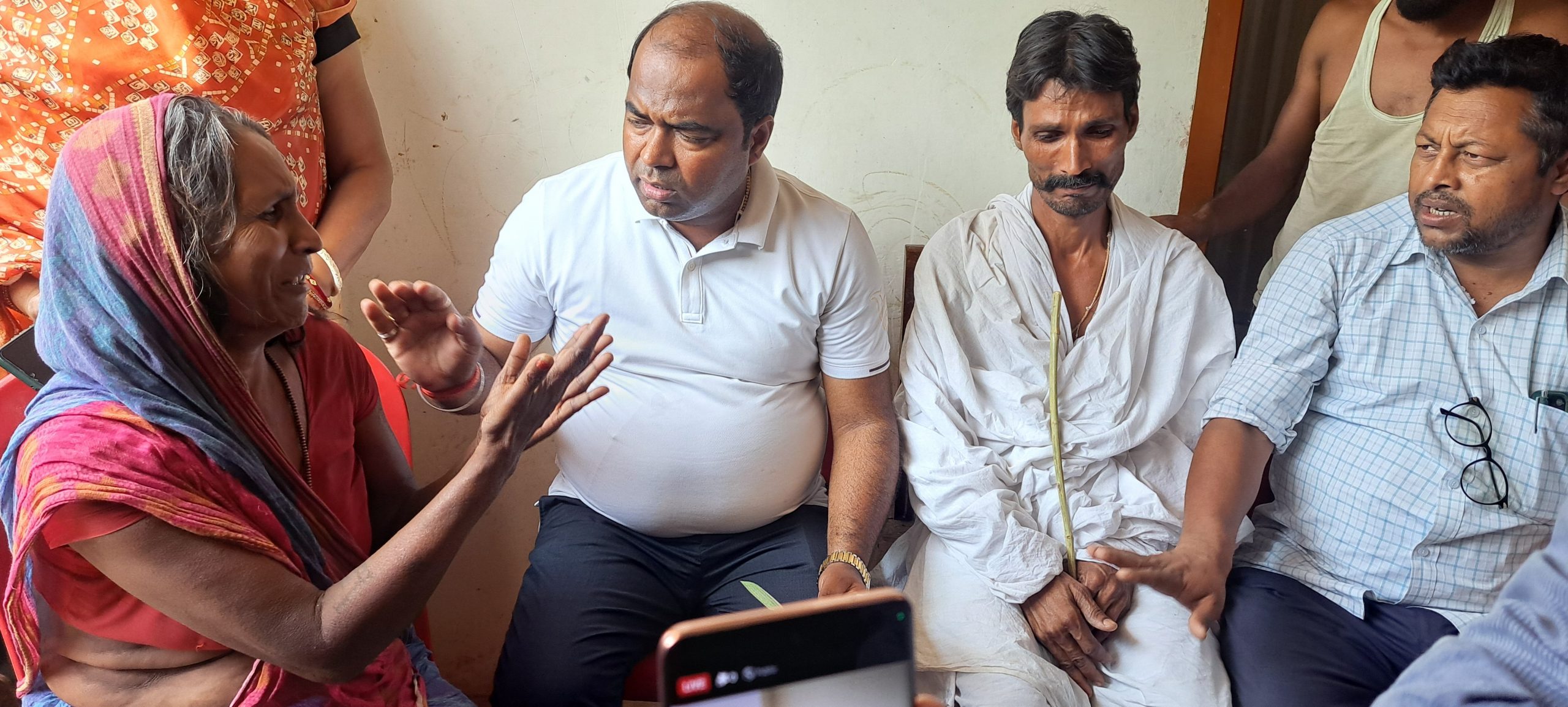 मृतक नाई के परिजनों से मिले वीआईपी के राष्ट्रीय उपाध्यक्ष, हर संभव मदद का दिया भरोसा