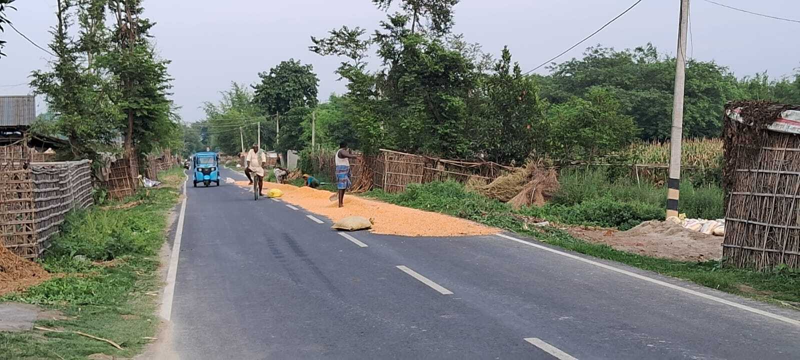 आवागमन के लिए बनायी गयी सड़क बना खलियान