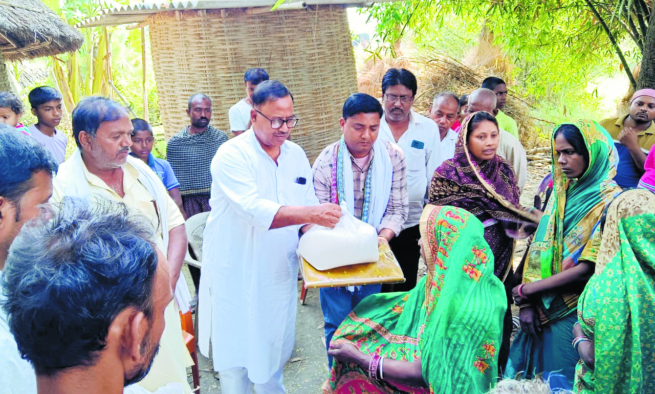 Hajipur News : अग्निपीड़ित के बीच किया गया राहत सामग्री का वितरण