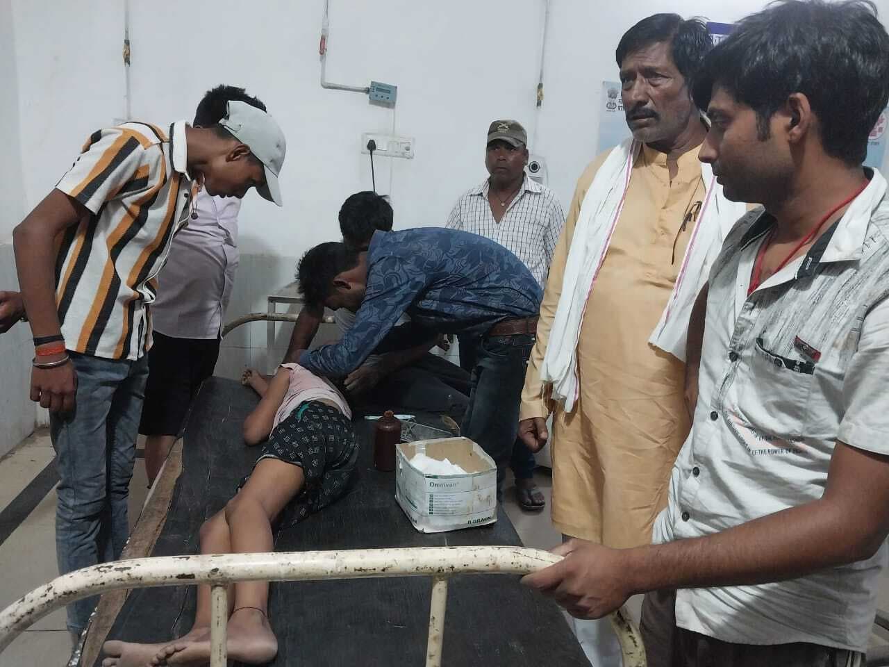 तेज रफ्तार की पिकअप वैन की ठोकर से बच्ची जख्मी