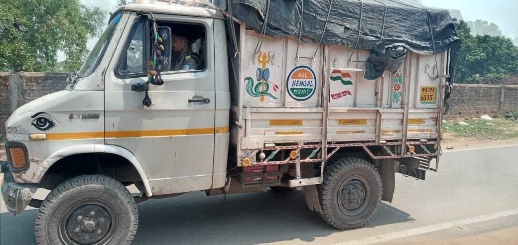 सेल्स ऑफिसर ने डुप्लीकेट सीमेंट लदा वाहन पकड़ा