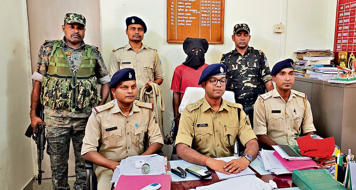 West Singhbhum News : पहले शराब पिलायी, फिर फरसे से गर्दन काटकर हत्या, गिरफ्तार