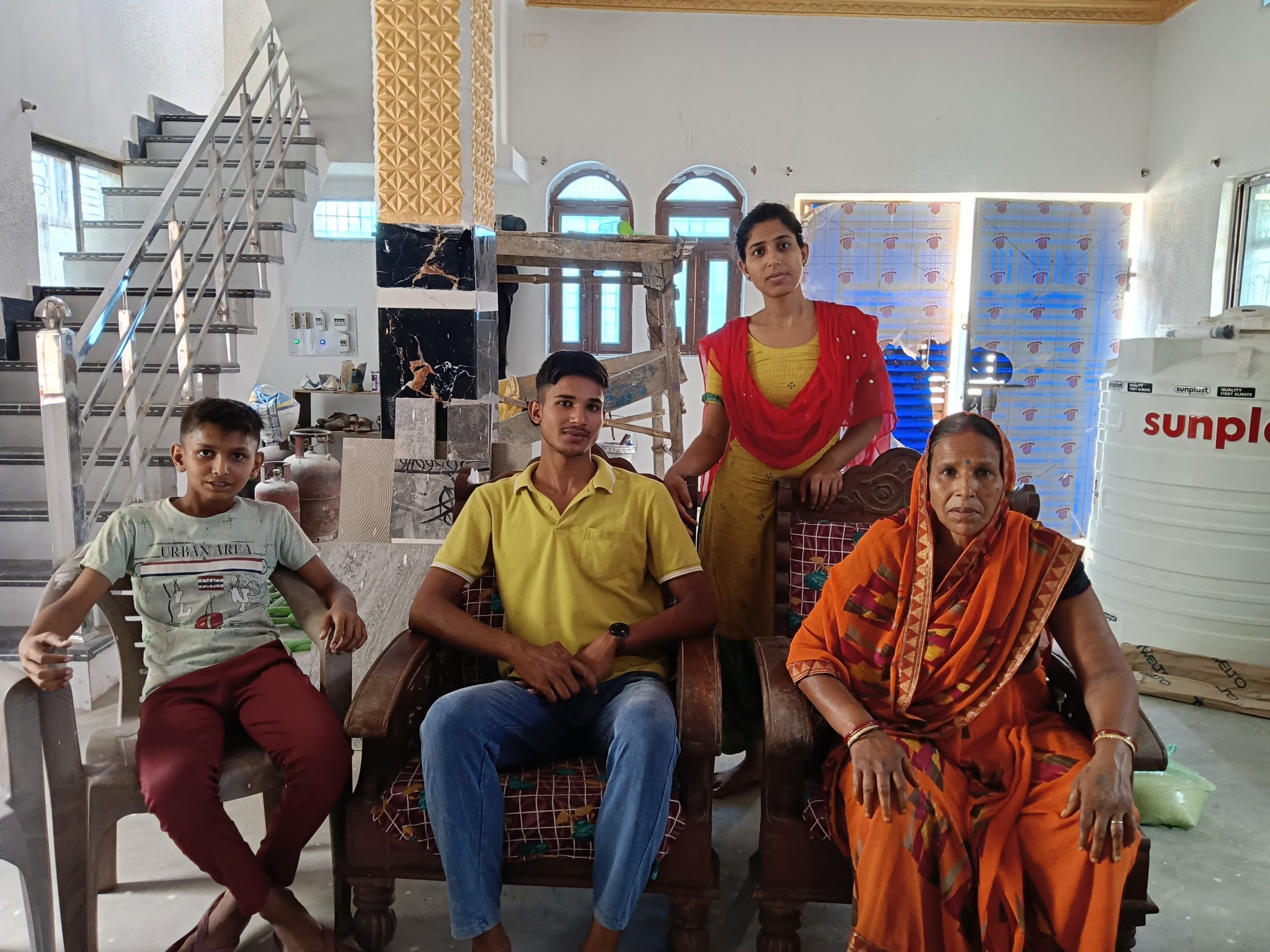 भारत की रक्षा के लिए कश्मीर के बड़गांव में तैनात है हथुआ का लाल, परिजनाें ने भारत की जीत एवं पुत्र की कुशलता के लिए कर रहे है भागवान से प्रार्थना