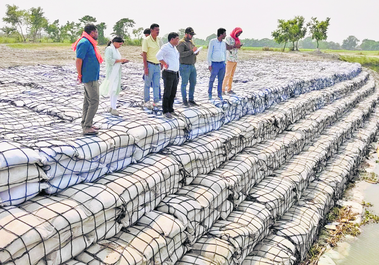 Gopalganj News : गंडक नदी की बाढ़ से बचाव के कार्यों की उड़नदस्ते ने की जांच