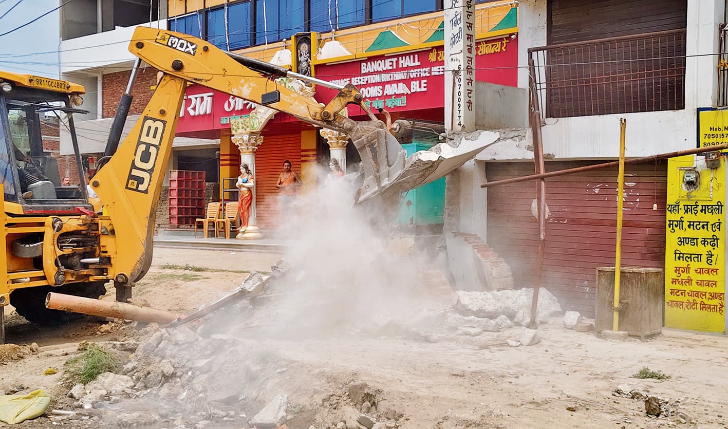 Jehanabad : सरकारी जमीन पर अतिक्रमण कर बने 25 मकानों पर चला प्रशासन का बुलडोजर