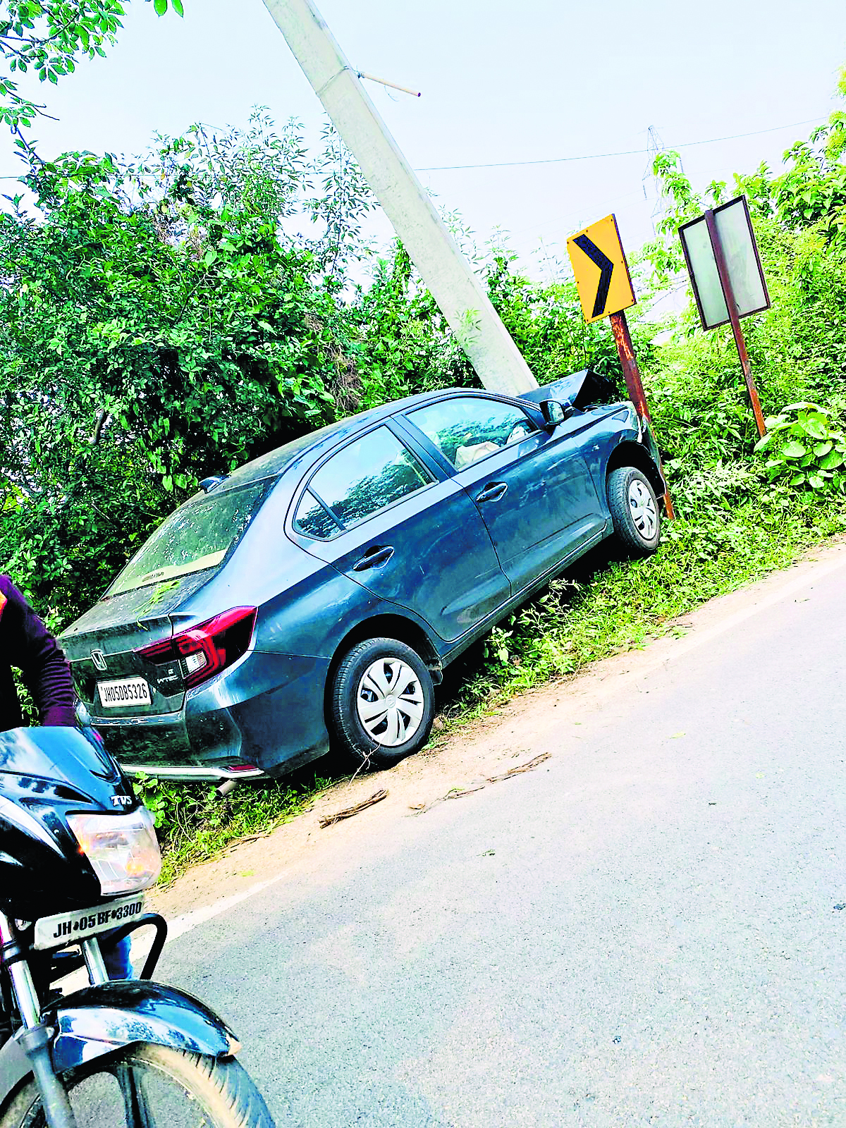 East Singhbhum News : कुत्ते को बचाने में कार खंभे से टकरायी, दो बच्ची घायल