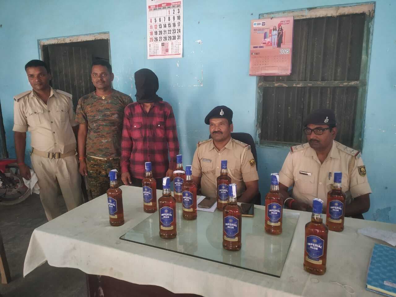 पुलिस ने साढ़े सात लीटर अंग्रेजी शराब के साथ तस्कर को किया गिरफ्तार