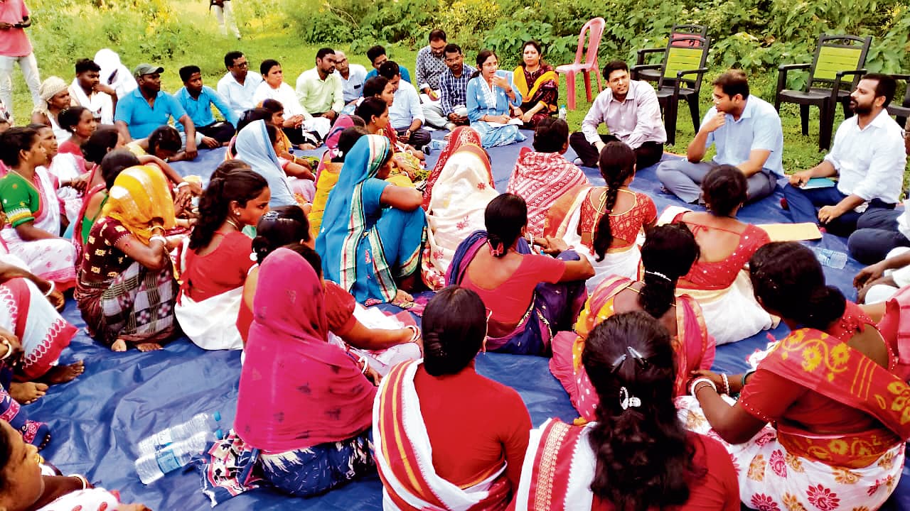 East Singhbhum News : योजनाओं का लाभ लेकर सामाजिक सुरक्षा व विकास पर जोर दें किसान व महिलाएं : डीसी
