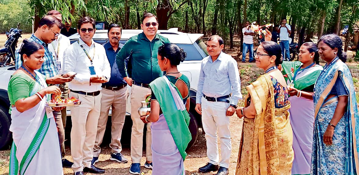 East Singhbhum News : बड़ाजुड़ी आयुष्मान आरोग्य मंदिर में राष्ट्रीय टीम ने सेवाओं की स्थिति देखी