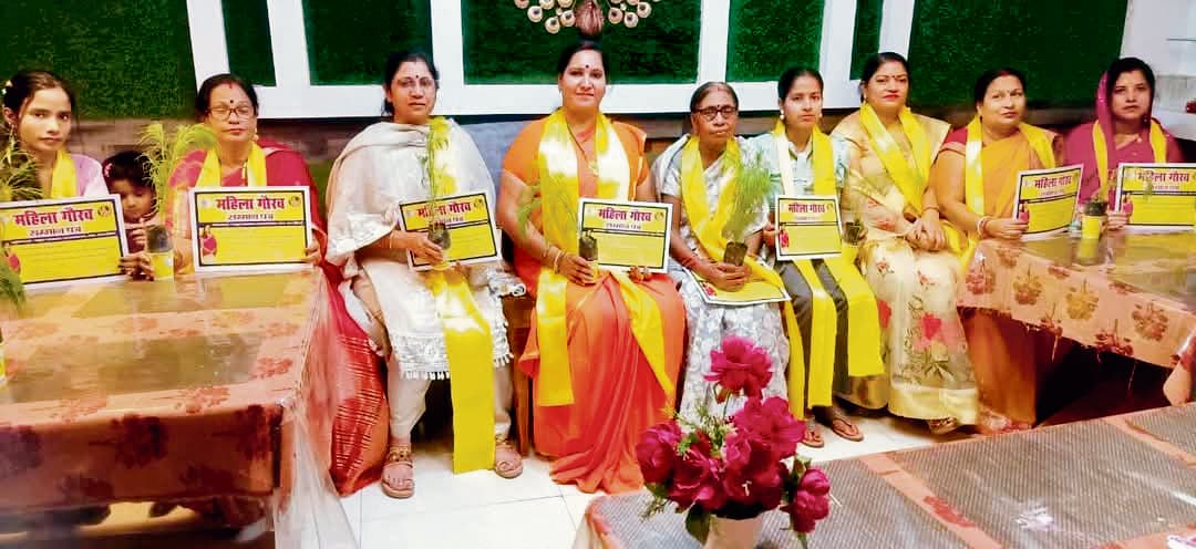 Saran News : लायंस क्लब ने मदर्स डे मनाकर पाैधा दे माताओं का किया सम्मान