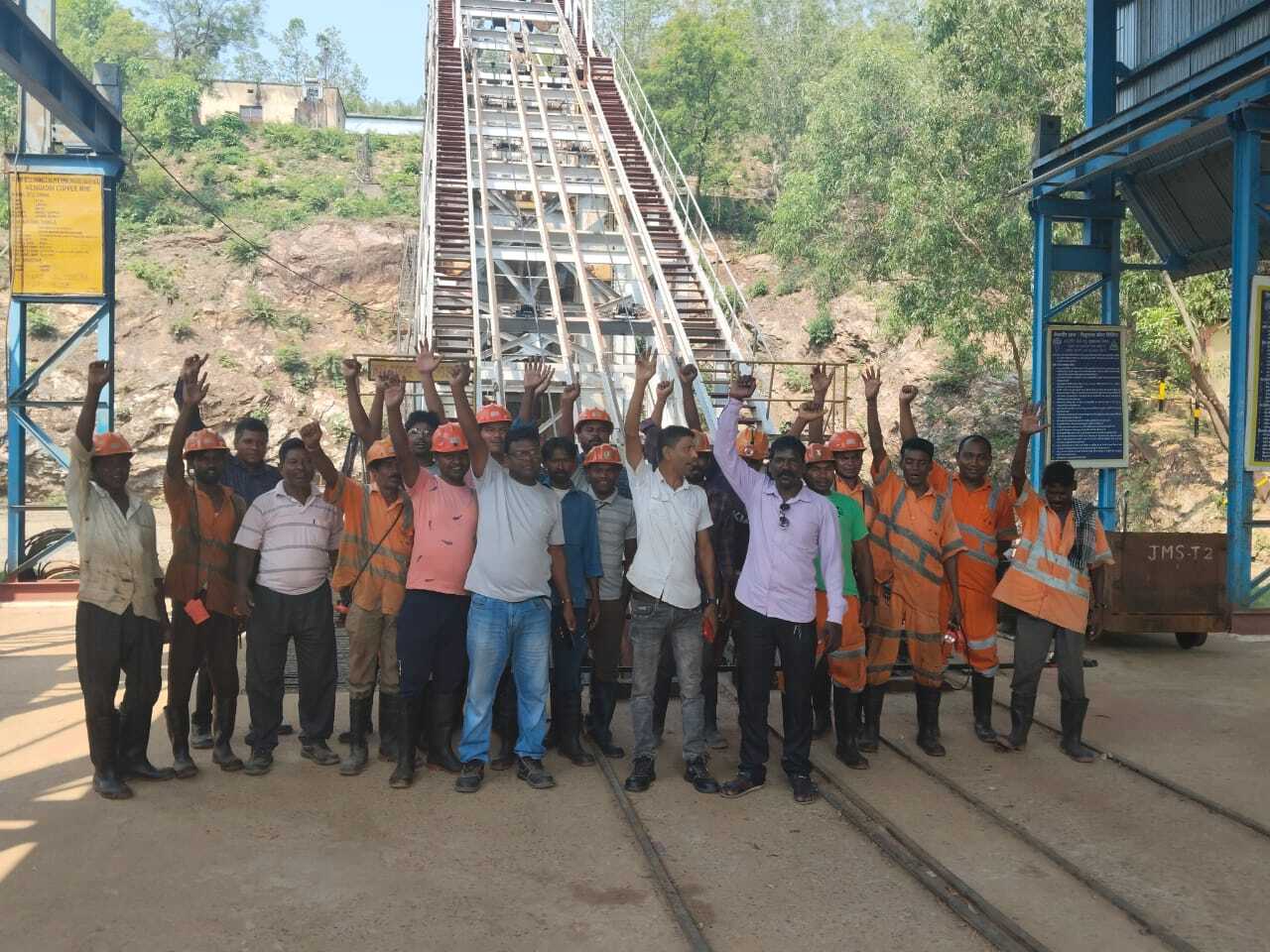 East Singhbhum News : केंदाडीह खदान में आज से पानी निकासी बंद करेंगे ठेका मजदूर