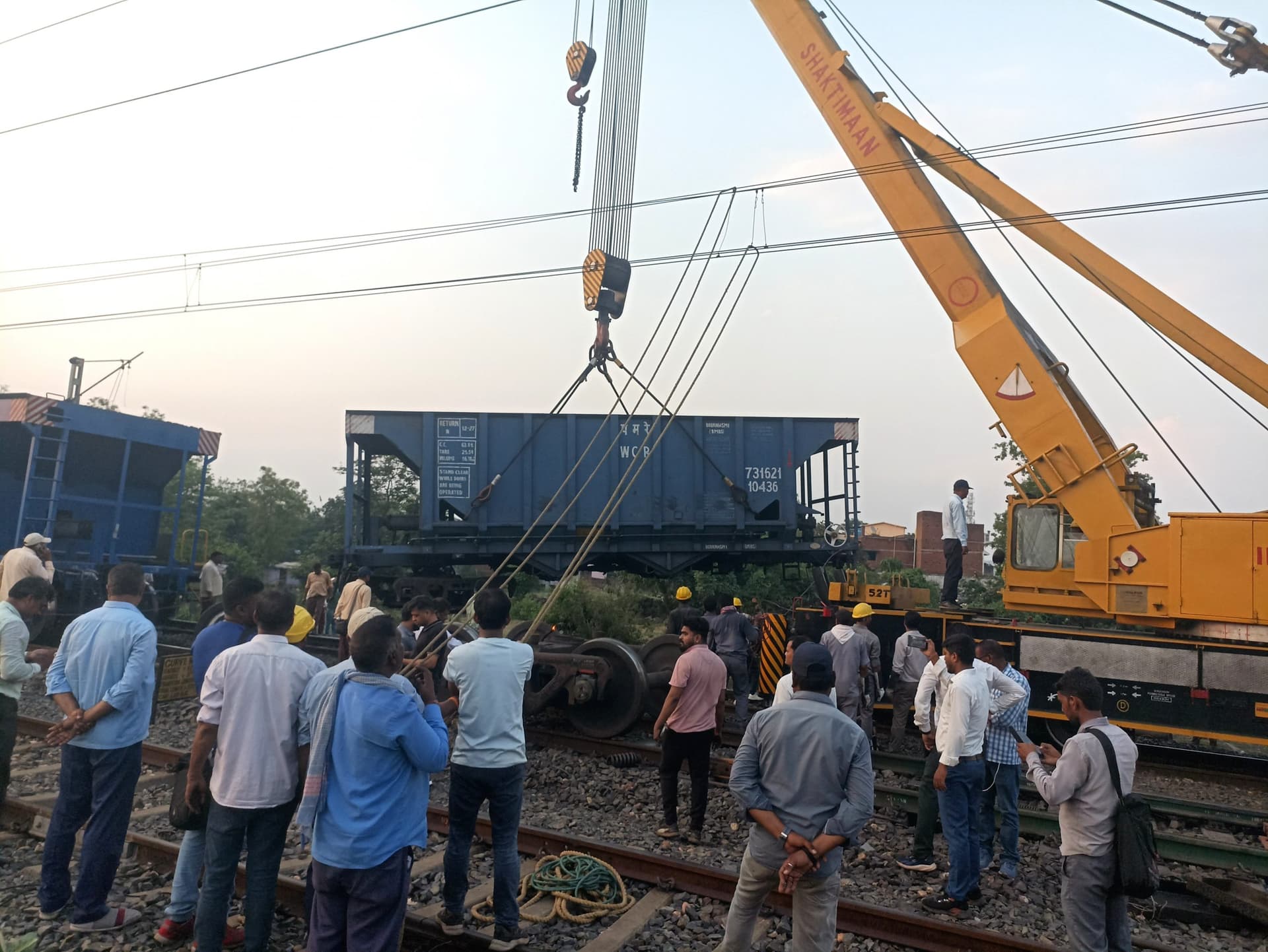 Dhanbad News: खानूडीह में मालगाड़ी बेपटरी, चक्रधरपुर-गोमो पैसेंजर महुदा से ही लौटी