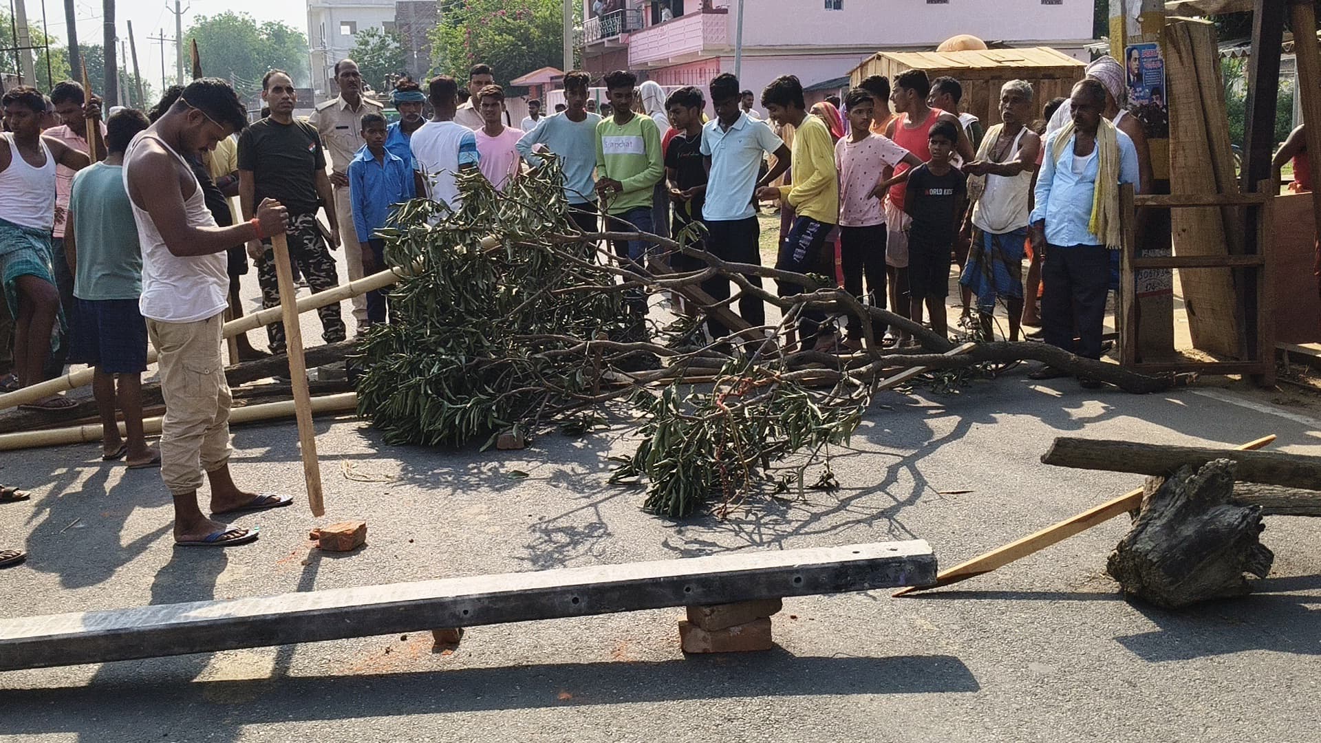 बिजली पोल टूट कर महिला पर गिरा, मौत