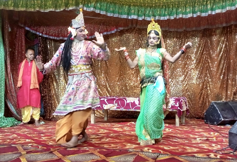 महायज्ञ में श्रीकृष्ण-सुदामा की कथा सुनकर भावविभोर हाे गये श्रद्धालु, अमवा विजयीपुर में महायज्ञ के समापन पर उमड़ी भीड़