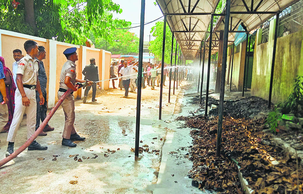 Saran News : व्यवहार न्यायालय परिसर में शॉर्ट सर्किट से लगी आग, अफरातफरी के बीच कर्मचारियों ने बुझायी आग