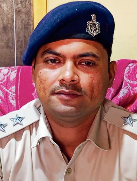 Saran News : बेहतर कार्य के लिए एसपी ने नगरा थानाध्यक्ष समेत 16 पुलिसकर्मियों को किया सम्मानित