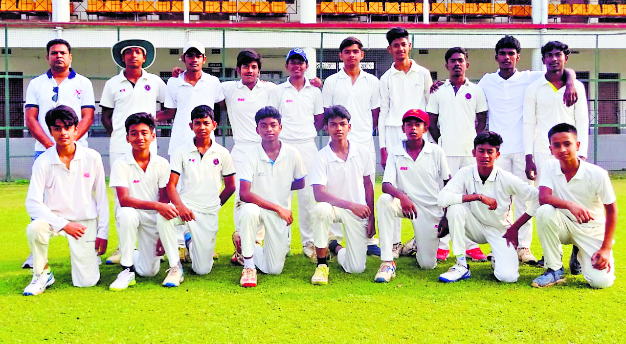 Chaibasa News : संत जेवियर्स ने मधुसूदन हाई स्कूल को आठ विकेट से हराया