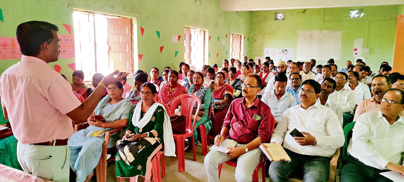 West Singhbhum News :चक्रधरपुर बीआरसी में शिक्षकों को मिली प्रशस्त एप की ट्रेनिंग