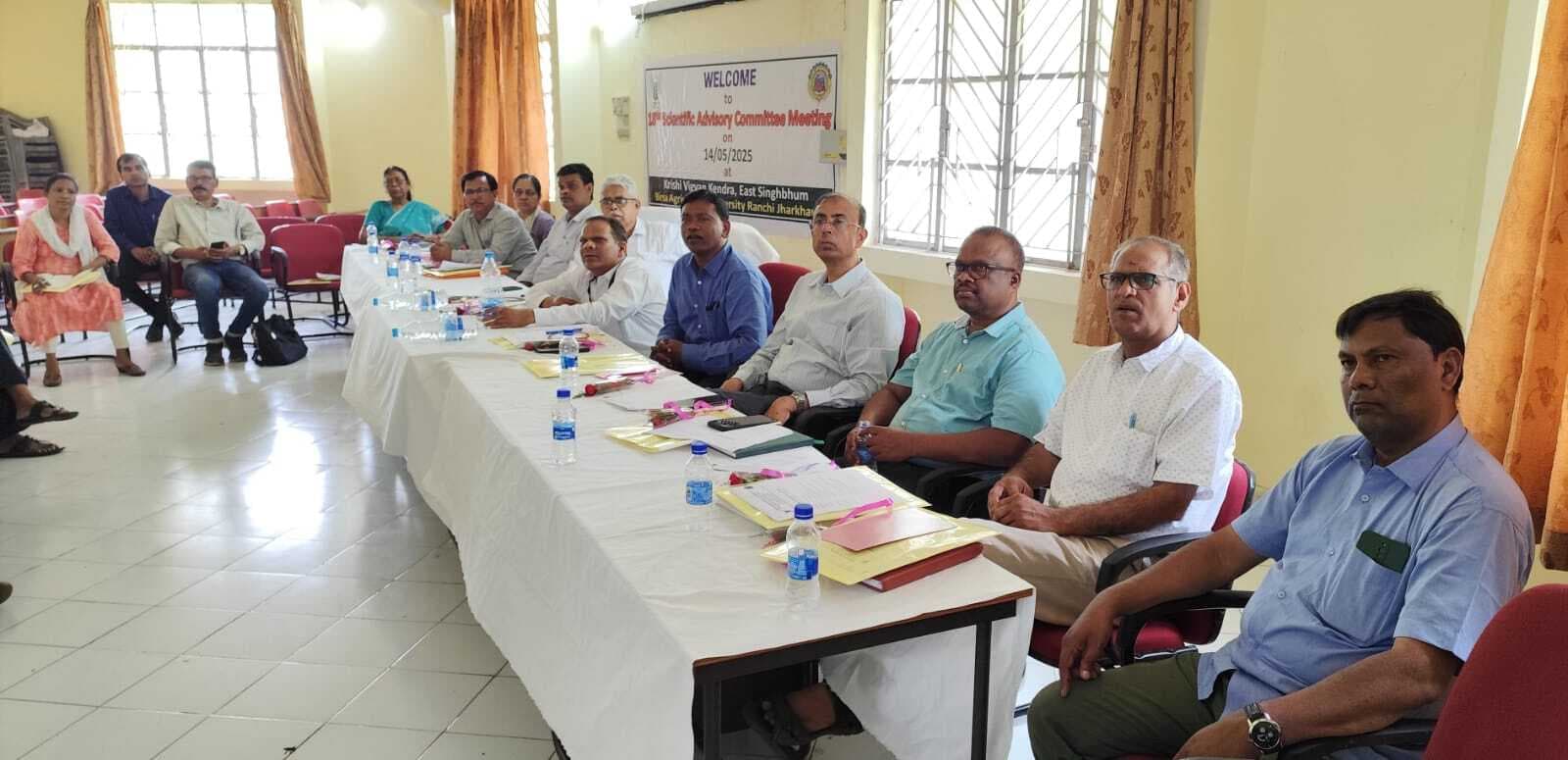 East Singhbhum News : ”बीज की बढ़ती कीमत और खेत में खरपतवार से किसान परेशान, वैज्ञानिक निदान करें ”