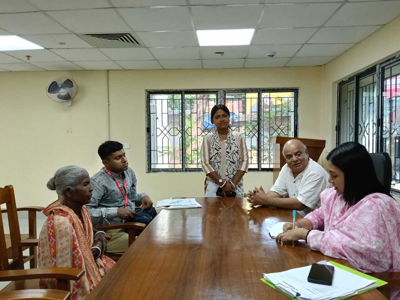East Singhbhum News : डाकघर में जमा पैसे लेने के लिए चार साल भटकती रही वृद्धा