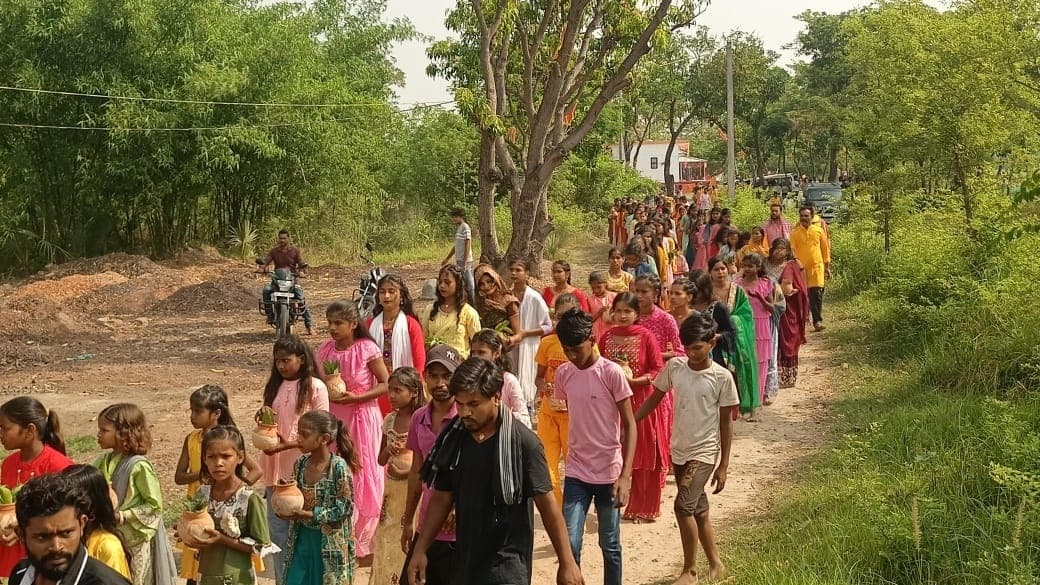 Motihari : राधे-कृष्ण मठ में प्राण प्रतिष्ठा को लेकर निकाली गयी कलशयात्रा