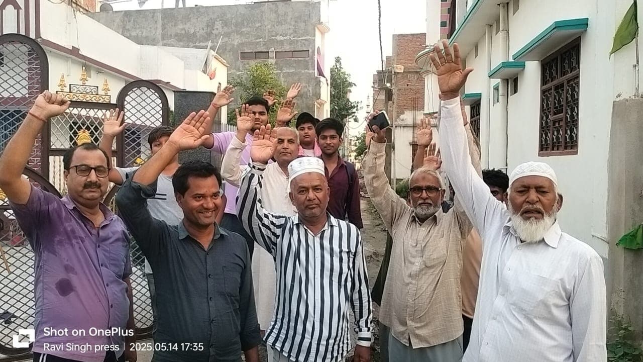 Motihari: जर्जर रास्ते पर बहते गंदे पानी से हलकान लोगों ने किया प्रदर्शन