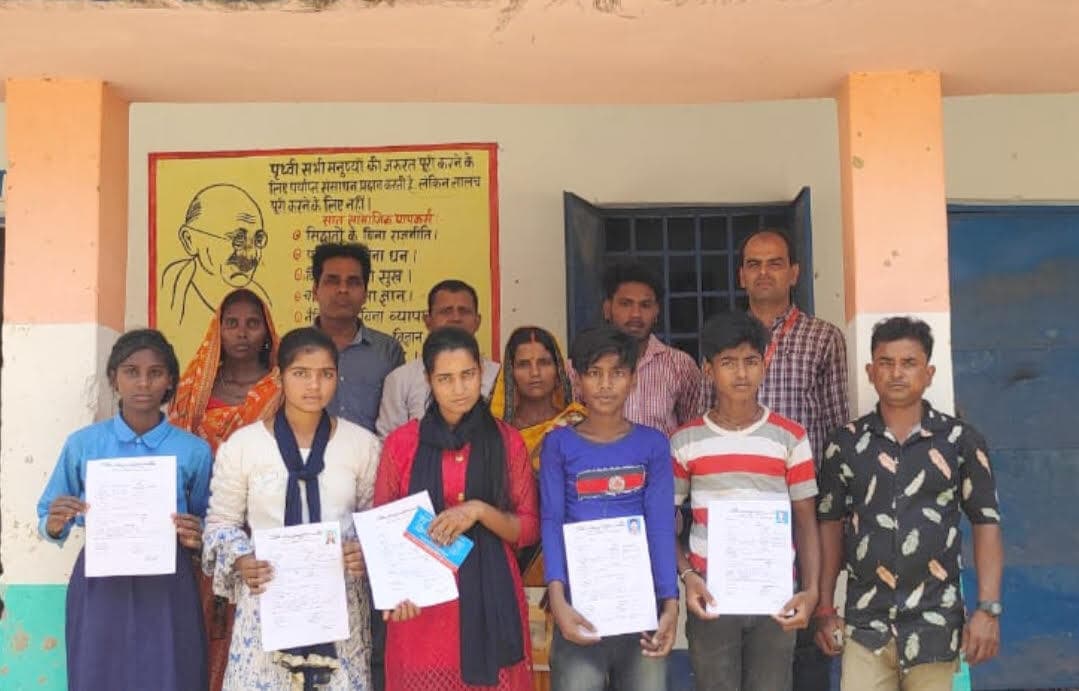 सांखे खास में वर्षों से स्कूल छोड़ चुके नौ बच्चों का पुनः लिया गया नामांकन, पिरामल फाउंडेशन की पहल से स्कूल में दोबारा लौटे छात्र