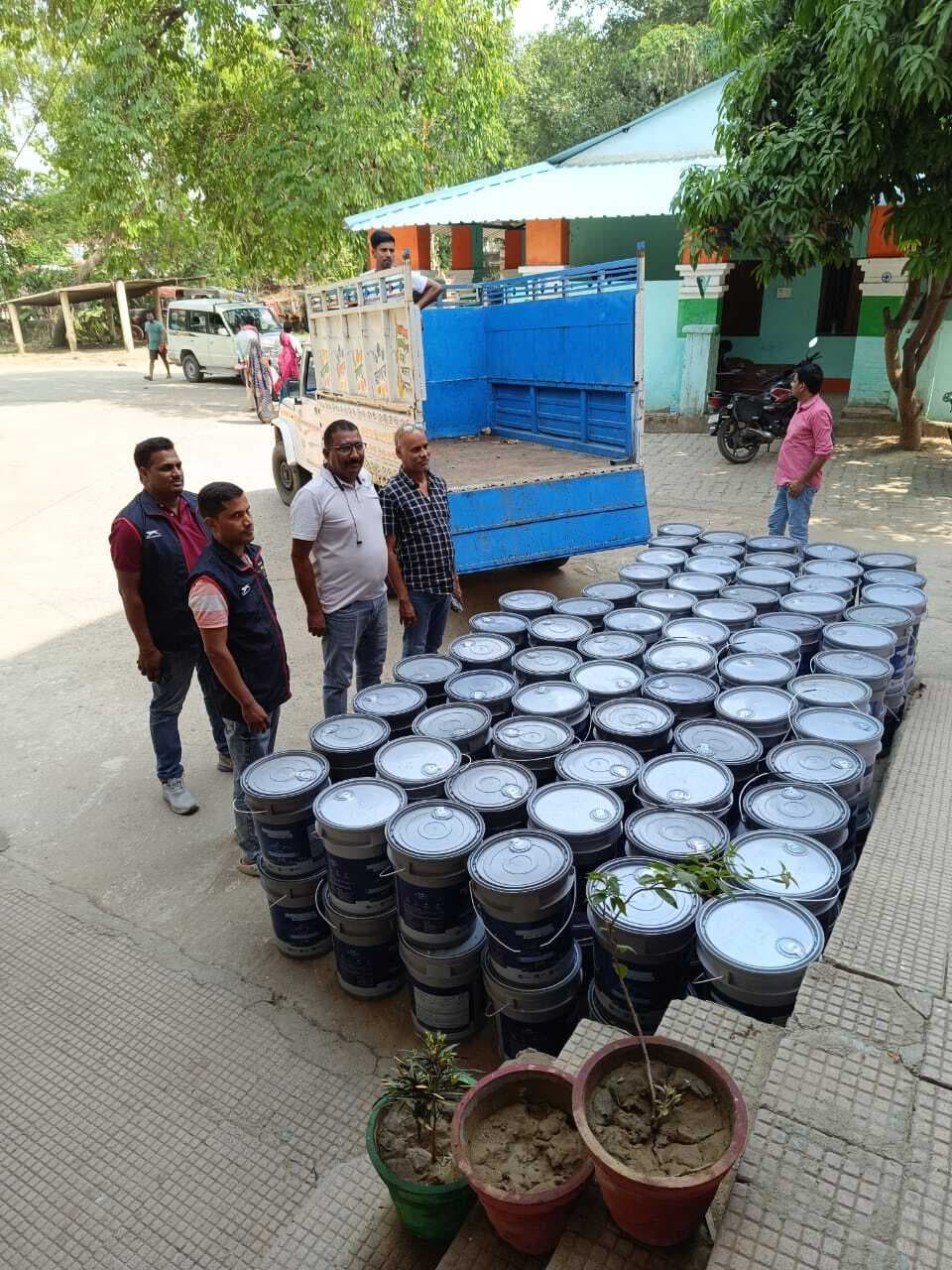 यूरिया के डिब्बों में भरी 2700 लीटर स्पिरिट जब्त