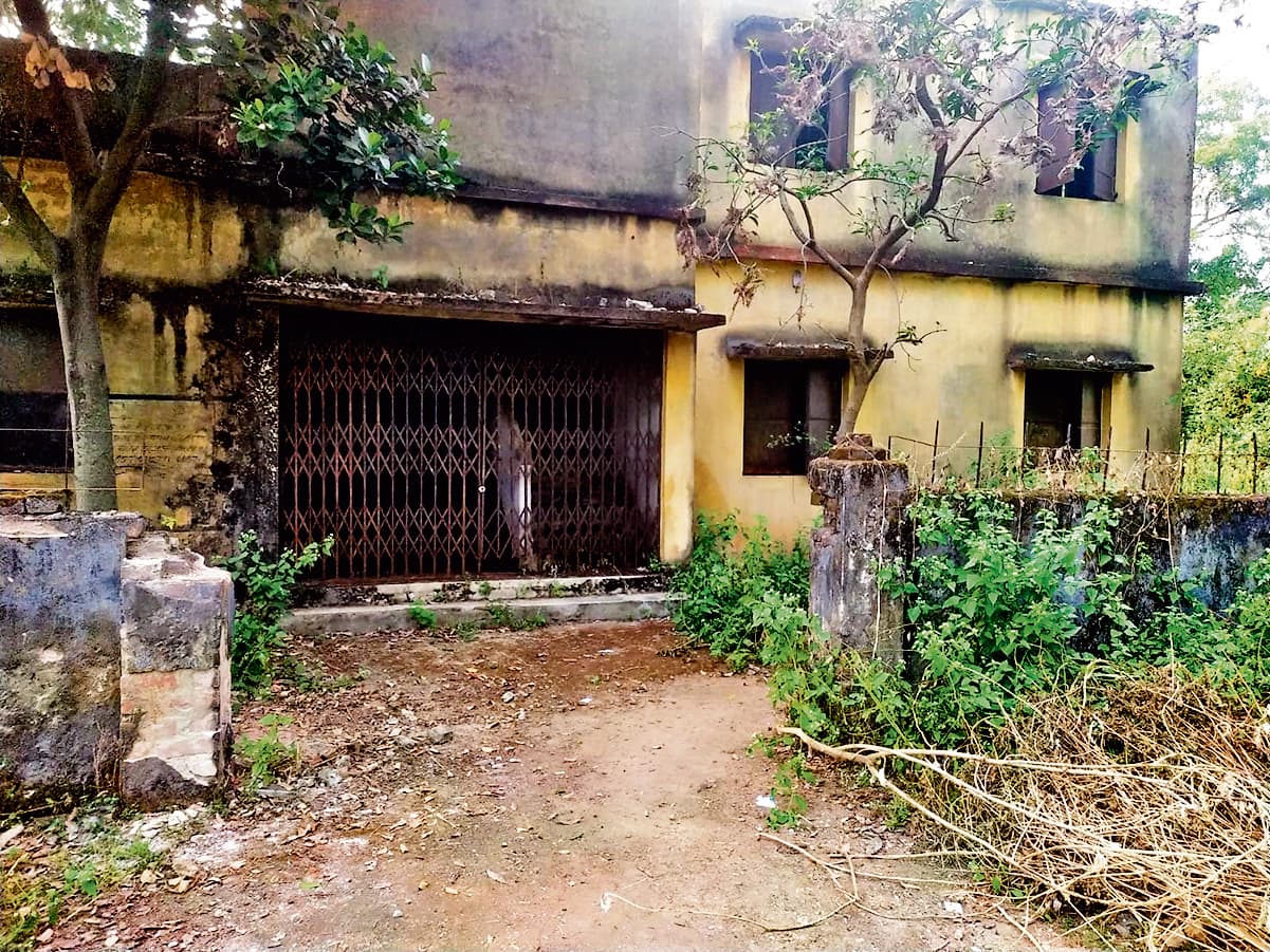 East Singhbhum News : बादिया उप स्वास्थ्य केंद्र भवन बिना उपयोग के हो गया जर्जर