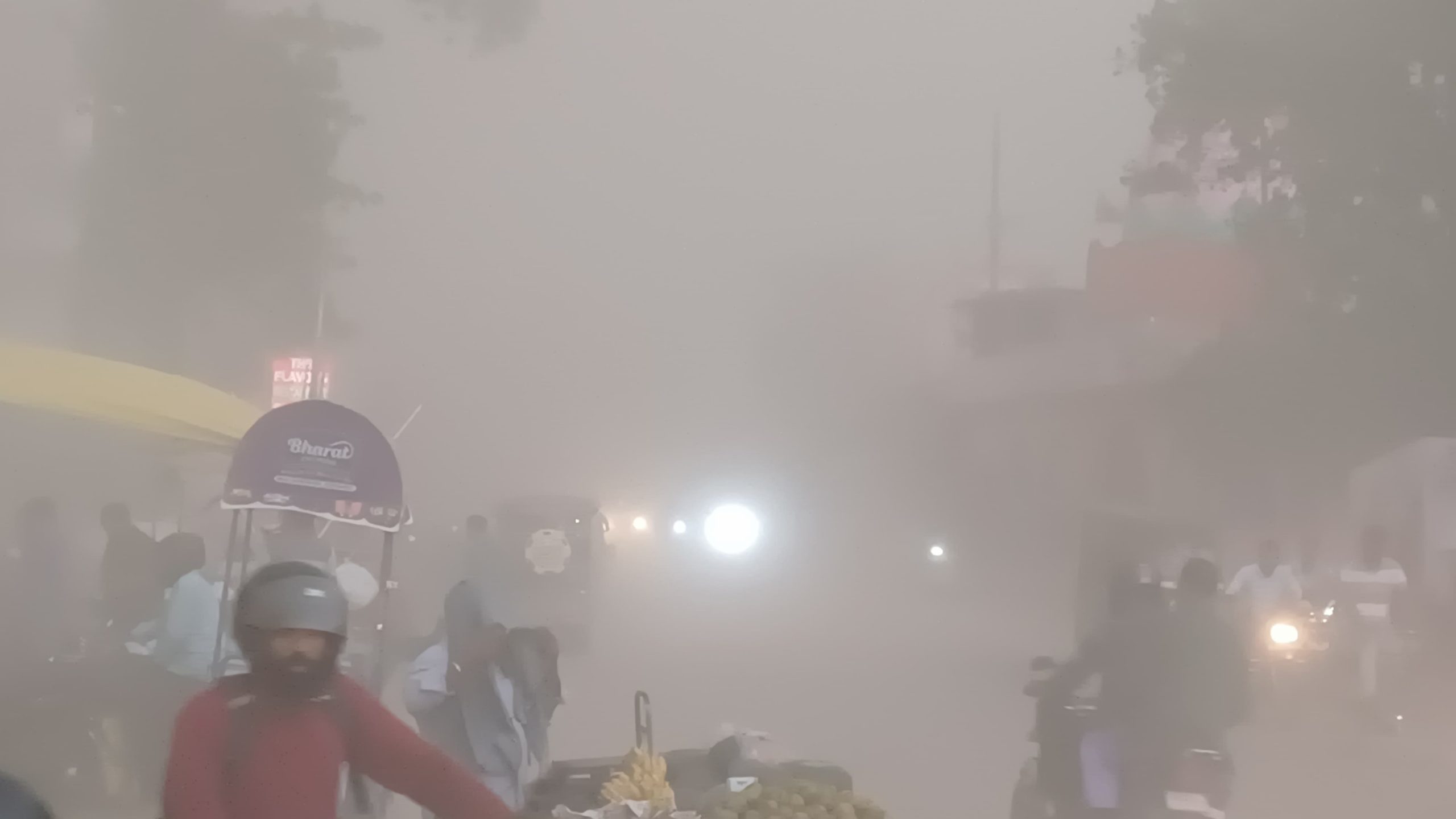 Motihari : आंधी से बदरंग हुई सड़कें,दिन में हीं अंधेरा