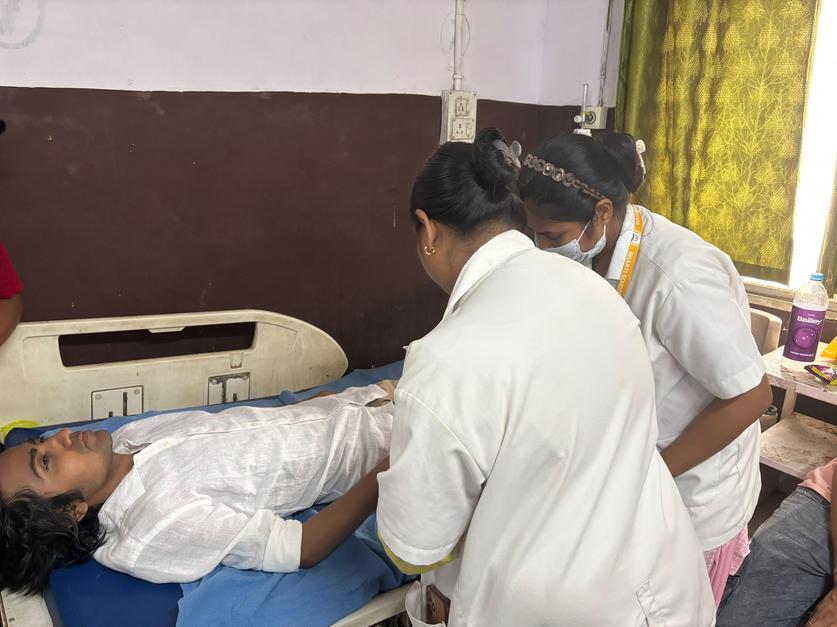 दुकान खोलने के क्रम में सांप ने डंसा, सांप लेकर अस्पताल पहुंचा दुकानदार