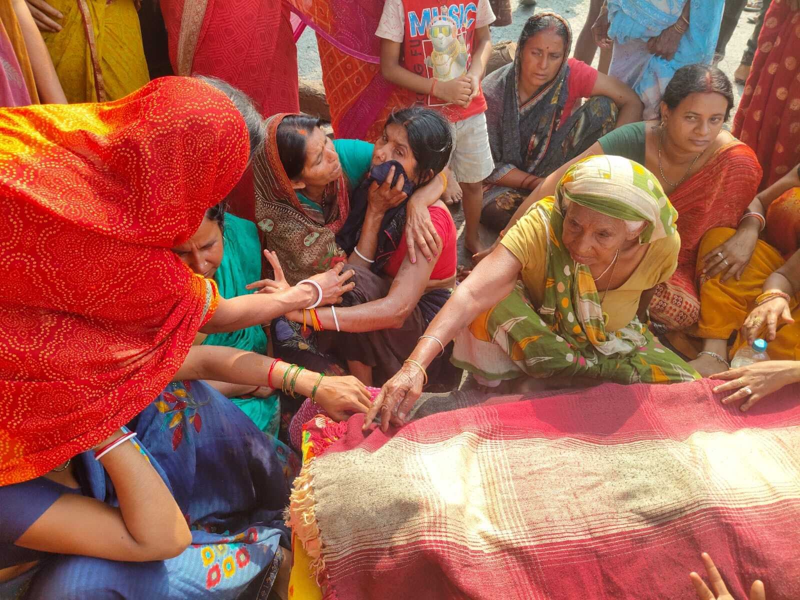 सड़क दुर्घटना में घायल मजदूर की मौत के विरोध में ग्रामीणों ने किया एनएच-80 जाम