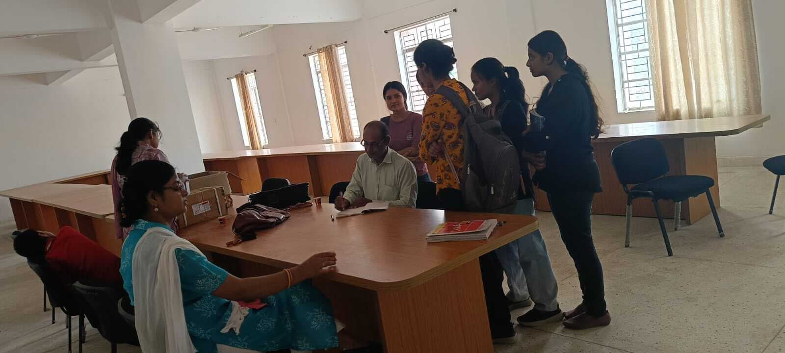 इंजीनियरिंग कॉलेज में स्वास्थ्य उपकेंद्र से छात्र-छात्राओं को मिल रहा निःशुल्क स्वास्थ्य लाभ