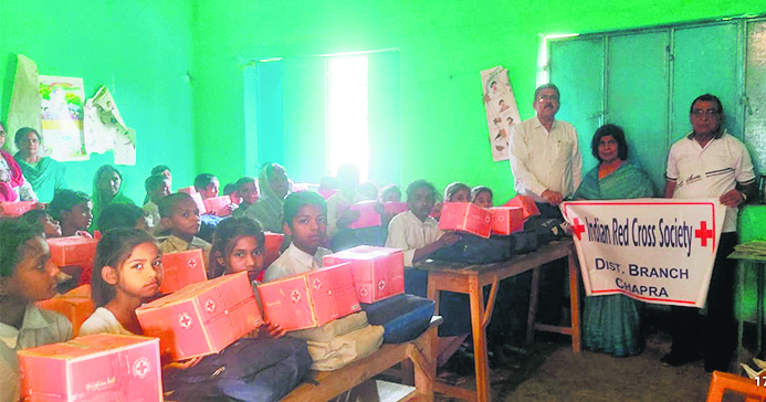Saran News : रेडक्रॉस सोसायटी ने बच्चों के बीच बांटी हाइजिन किट