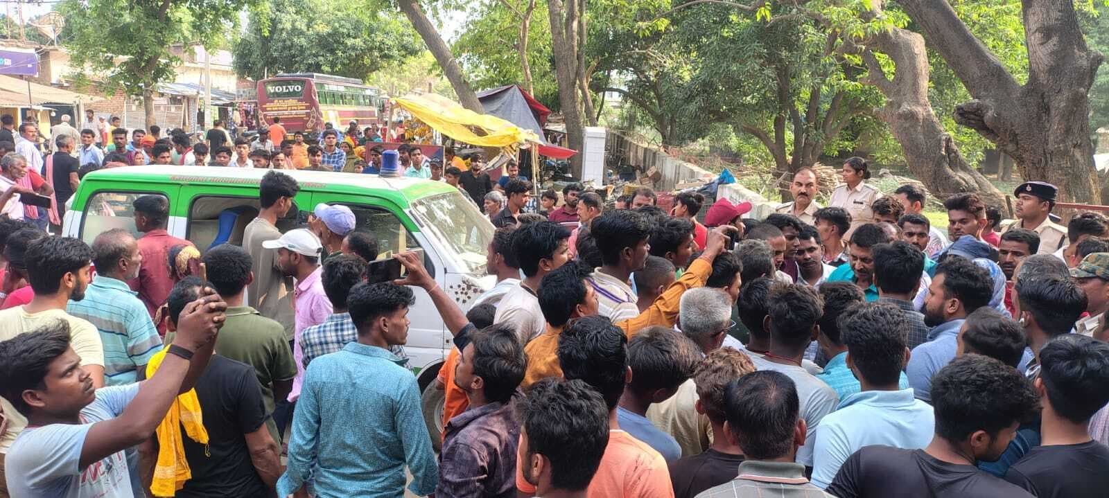 Motihari: मृत युवकों के परिजनों व ग्रामीणों ने किया सड़क जाम