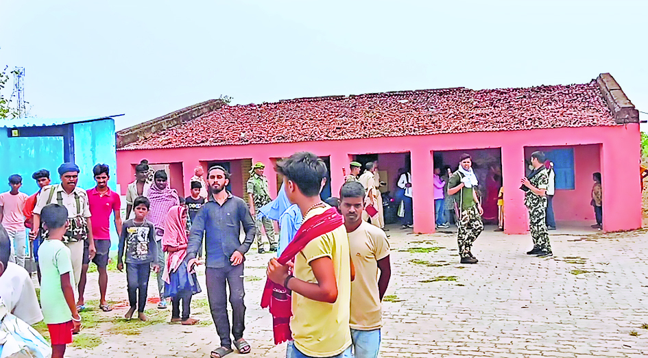 Gaya News : स्कूल में ऑटो चालक की पिटाई से बवाल, ग्रामीणों पर पुलिस की लाठी