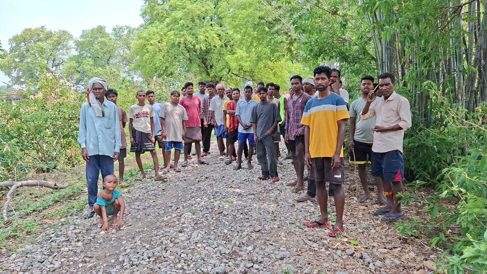 जेसीबी से सड़क उखाड़ कर छोड़ दिया और निर्माण कार्य पूरा का लगाया बोर्ड