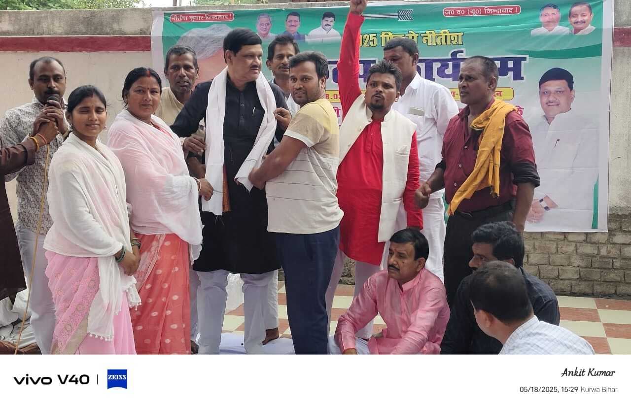 सीएम की योजनाओं के बारे में लोगों को दी जानकारी