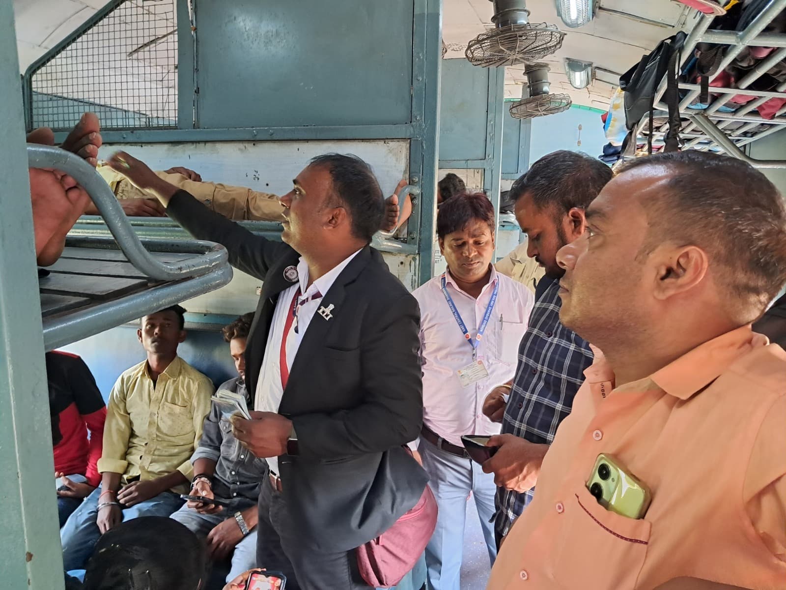 पहाड़पुर से धनबाद तक चला अभियान, 161 बेटिकट धराये
