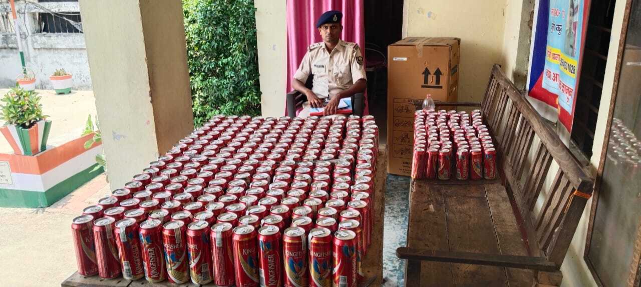 ऑटो में बने तहखाने से 288 केन बियर जब्त, चालक गिरफ्तार