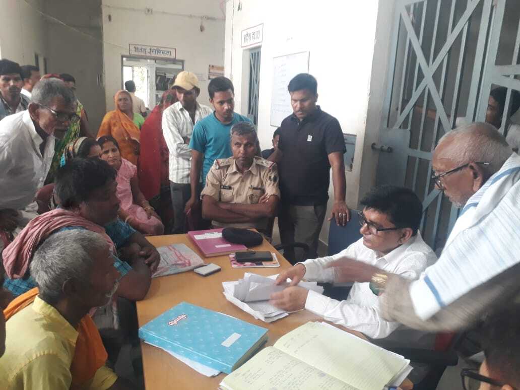 जनता दरबार में पूर्व के लंबित एक दर्जन मामले की हुई सुनवाई, 8 मामले का हुआ निबटारा