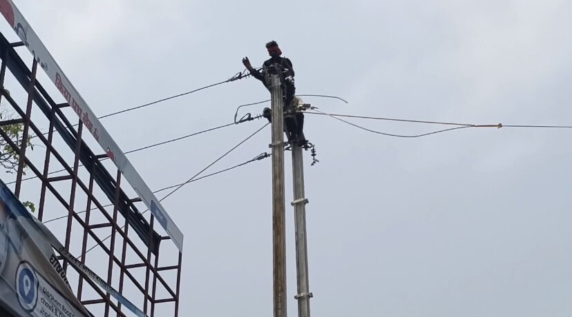 Giridih News :आंधी-पानी से शहर में विद्युतापूर्ति व्यवस्था ध्वस्त